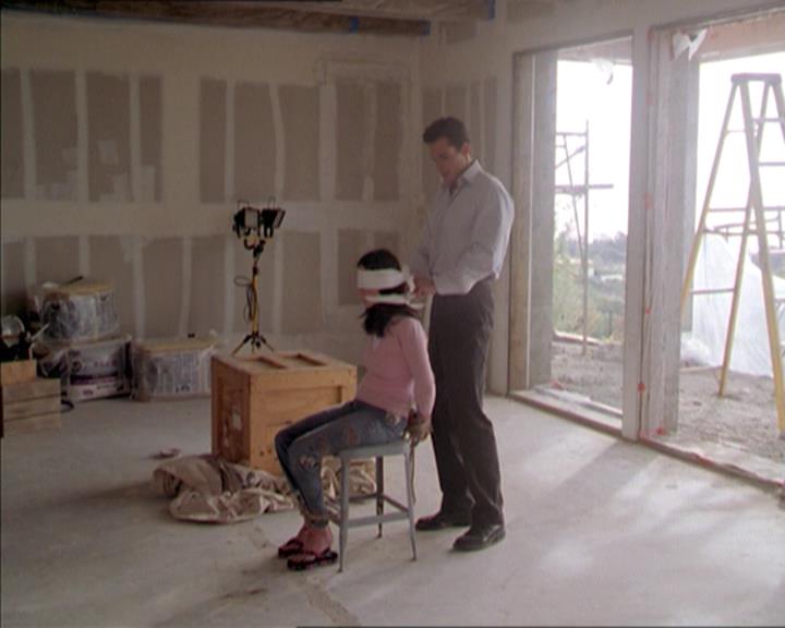 Charmed-Online-dot-215GiveMeASign0575.jpg