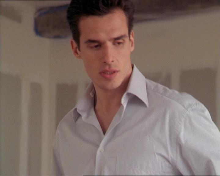 Charmed-Online-dot-215GiveMeASign0582.jpg