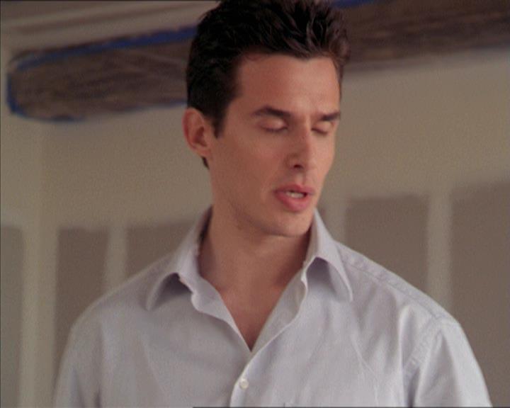 Charmed-Online-dot-215GiveMeASign0583.jpg