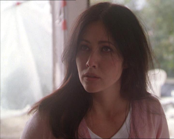 Charmed-Online-dot-215GiveMeASign0631.jpg