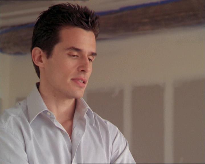 Charmed-Online-dot-215GiveMeASign0645.jpg
