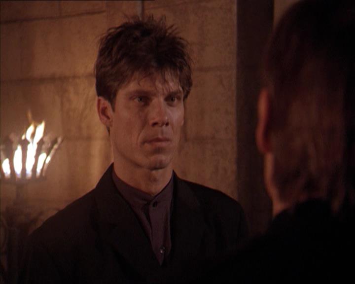 Charmed-Online-dot-215GiveMeASign0795.jpg