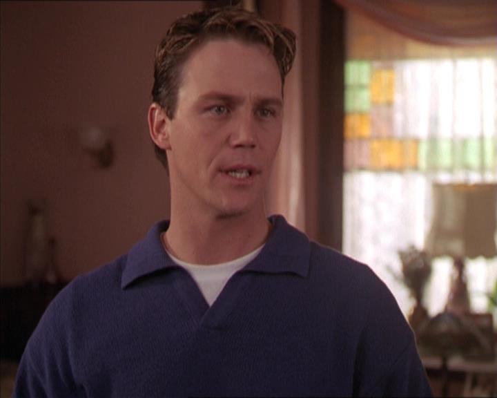 Charmed-Online-dot-215GiveMeASign0837.jpg