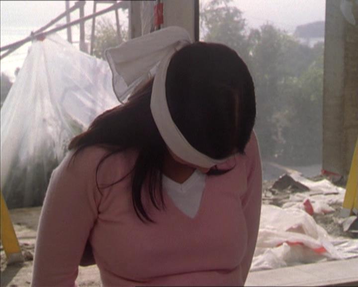 Charmed-Online-dot-215GiveMeASign0936.jpg