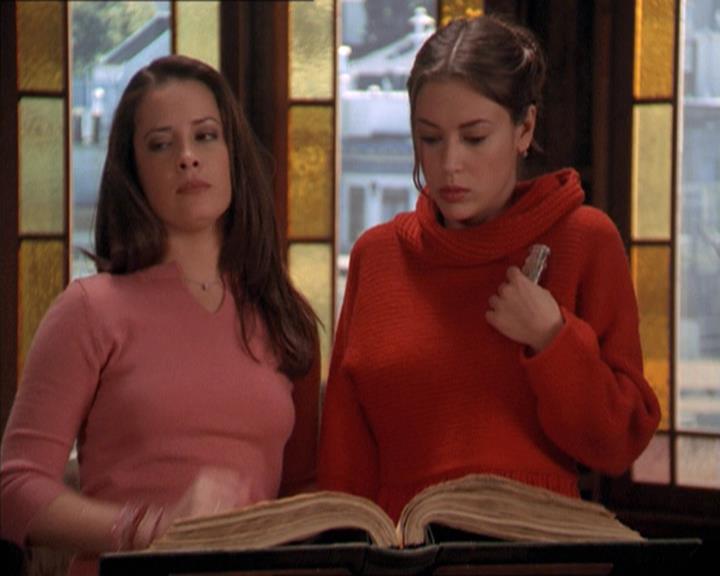 Charmed-Online-dot-215GiveMeASign0950.jpg