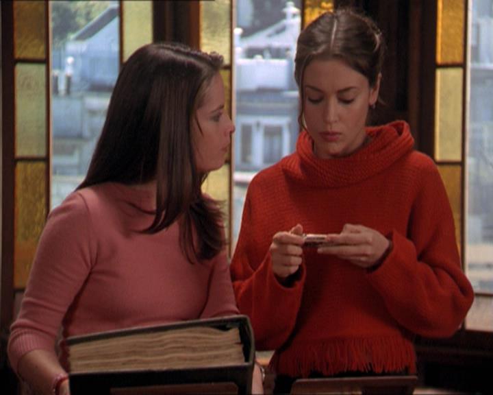 Charmed-Online-dot-215GiveMeASign0963.jpg