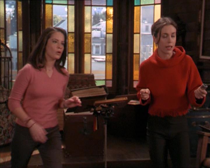 Charmed-Online-dot-215GiveMeASign0969.jpg