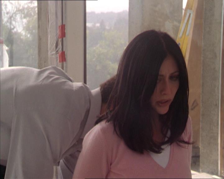 Charmed-Online-dot-215GiveMeASign0996.jpg