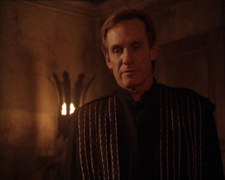 Charmed-Online-dot-215GiveMeASign1466.jpg