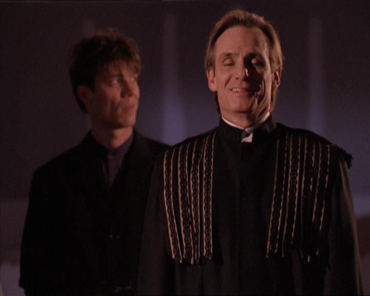 Charmed-Online-dot-215GiveMeASign1759.jpg