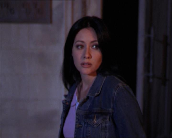 Charmed-Online-dot-215GiveMeASign2033.jpg