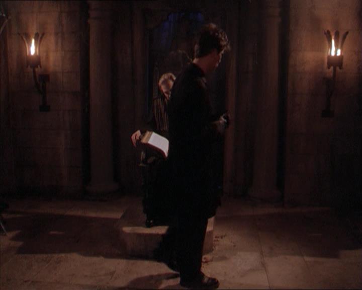 Charmed-Online-dot-215GiveMeASign2042.jpg
