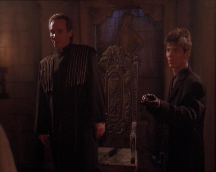Charmed-Online-dot-215GiveMeASign2116.jpg