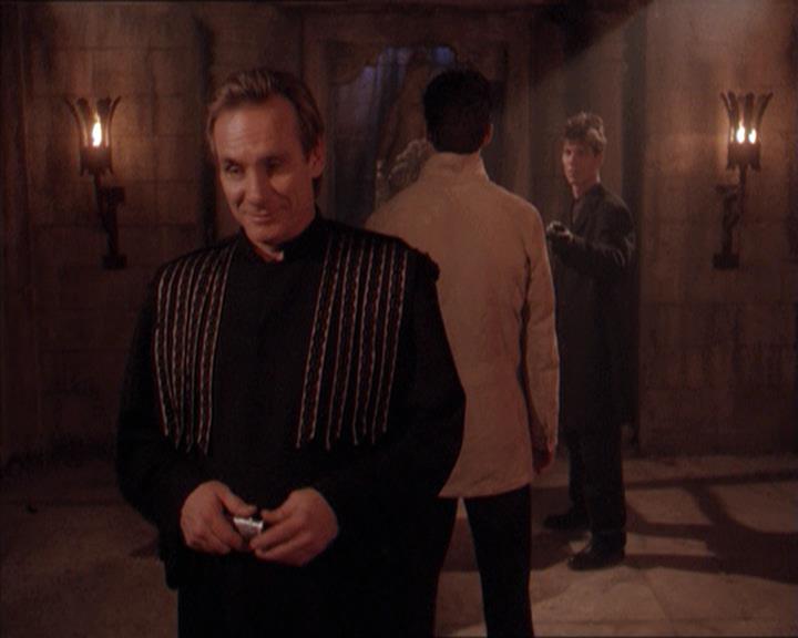 Charmed-Online-dot-215GiveMeASign2127.jpg