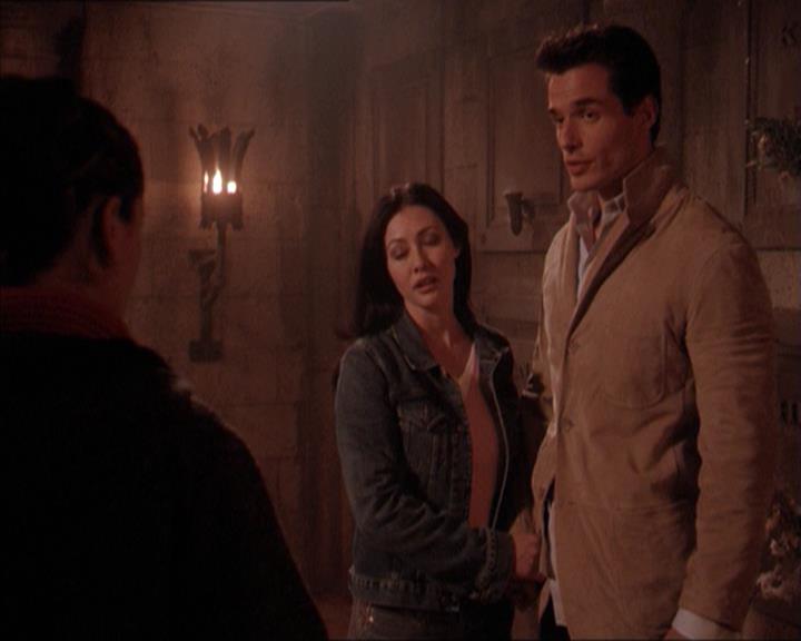 Charmed-Online-dot-215GiveMeASign2178.jpg