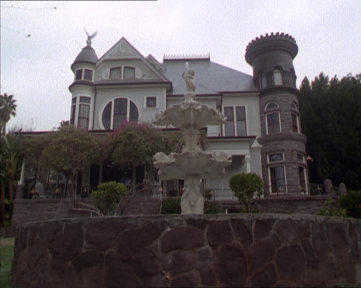 Charmed-Online-dot-217HowtoMakeAQuiltoutofAmericans0822.jpg