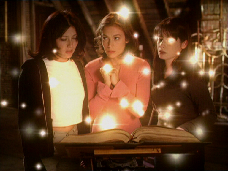 charmed-online_dot_net_OpeningCreditsS2-00036.png