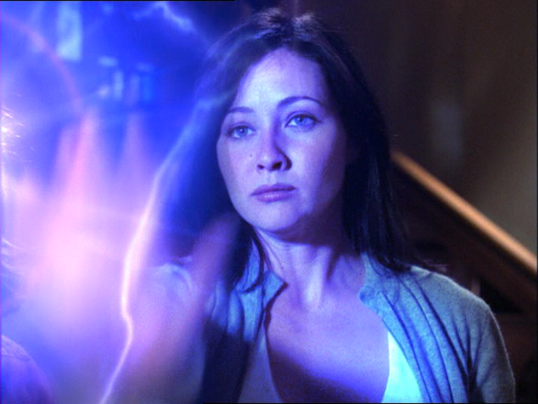 charmed-online_dot_net_OpeningCreditsS2-00043.png