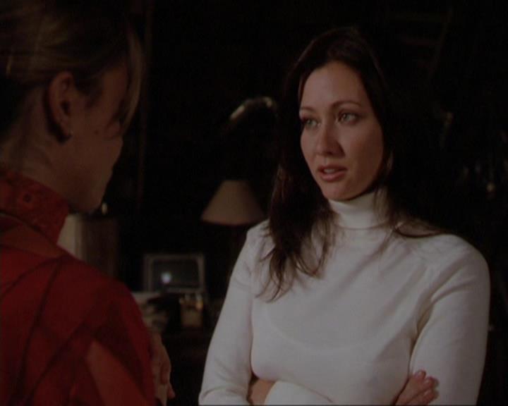 Charmed-Online_dot_net-3x01TheHoneymoonsOver0070.jpg Charmed-Online_dot_net-3x01TheHoneymoonsOver0070.jpg