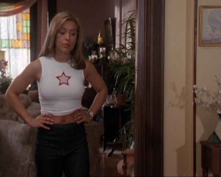 Charmed-Online_dot_net-3x01TheHoneymoonsOver0768.jpg