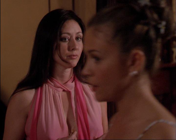 Charmed-Online_dot_net-3x02MagicHour0443.jpg Charmed-Online_dot_net-3x02MagicHour0443.jpg