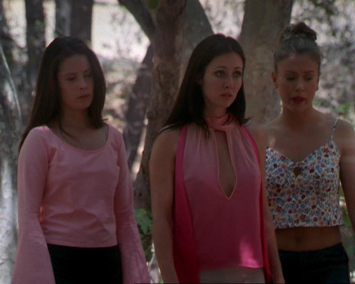 Charmed-Online_dot_net-3x02MagicHour0988.jpg