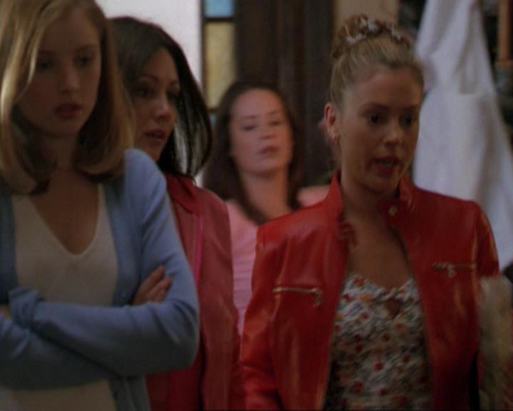 Charmed-Online_dot_net-3x02MagicHour1048.jpg Charmed-Online_dot_net-3x02MagicHour1048.jpg