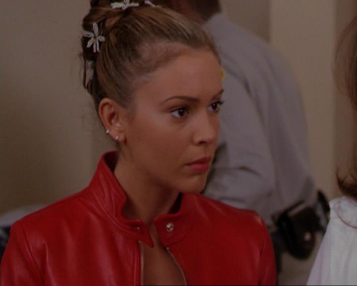 Charmed-Online_dot_net-3x02MagicHour2065.jpg