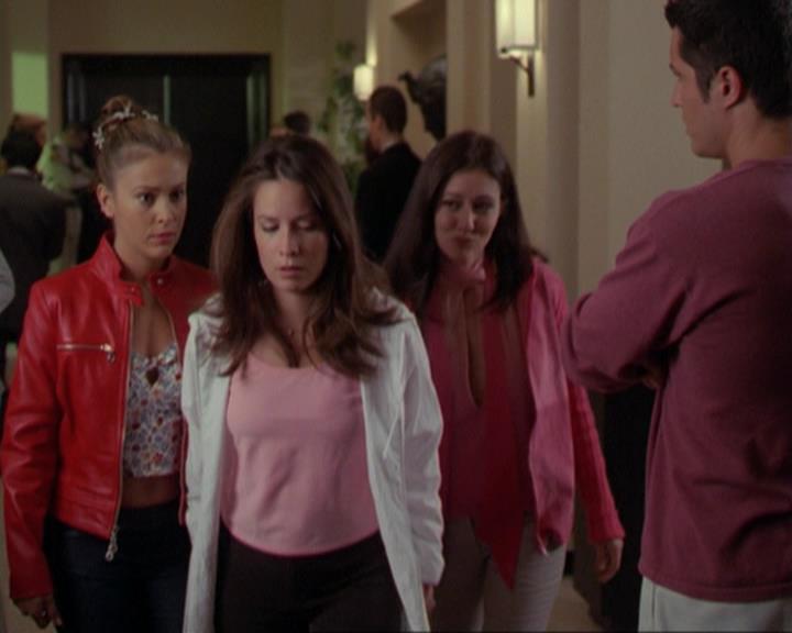 Charmed-Online_dot_net-3x02MagicHour2131.jpg
