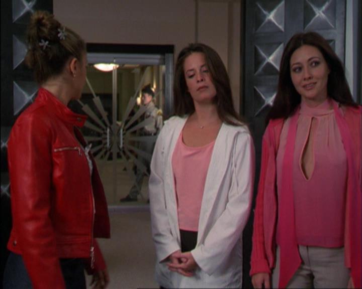 Charmed-Online_dot_net-3x02MagicHour2149.jpg