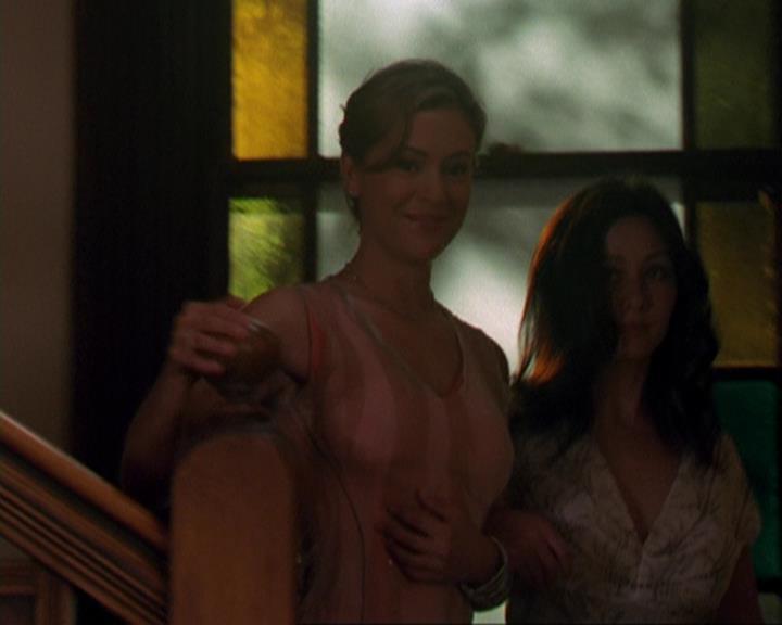 Charmed-Online_dot_net-3x02MagicHour2238.jpg