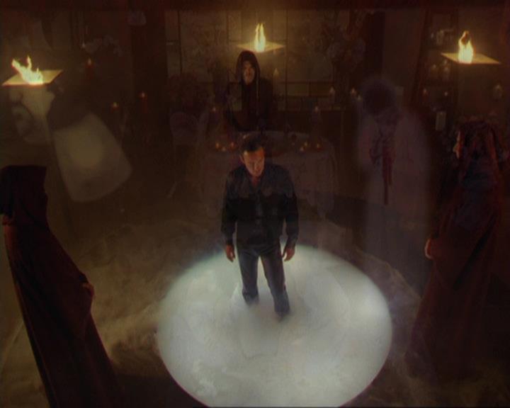 Charmed-Online_dot_net-3x02MagicHour2317.jpg