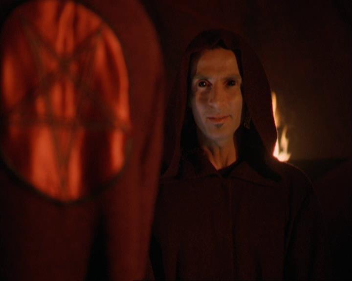 Charmed-Online_dot_net-3x02MagicHour2325.jpg