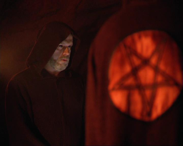 Charmed-Online_dot_net-3x02MagicHour2329.jpg