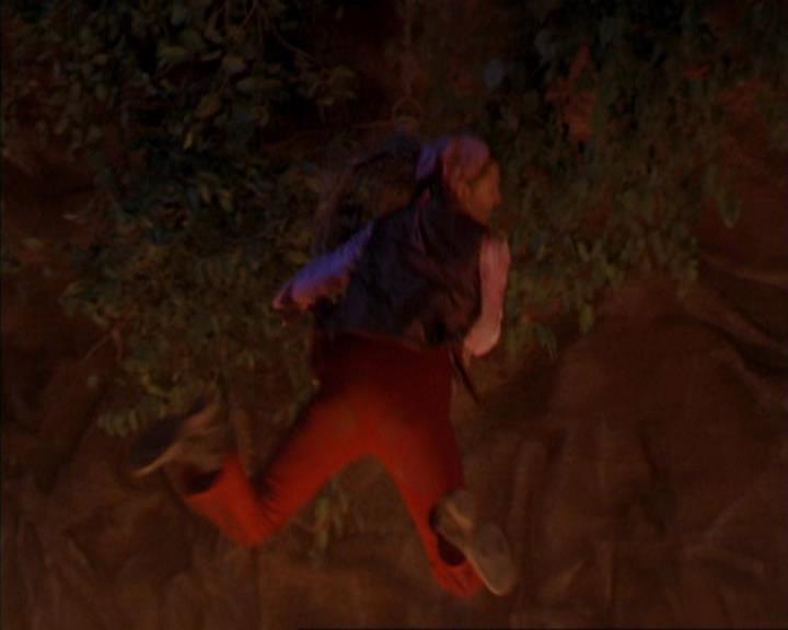 Charmed-Online_dot_net-3x03OnceUponATime1946.jpg
