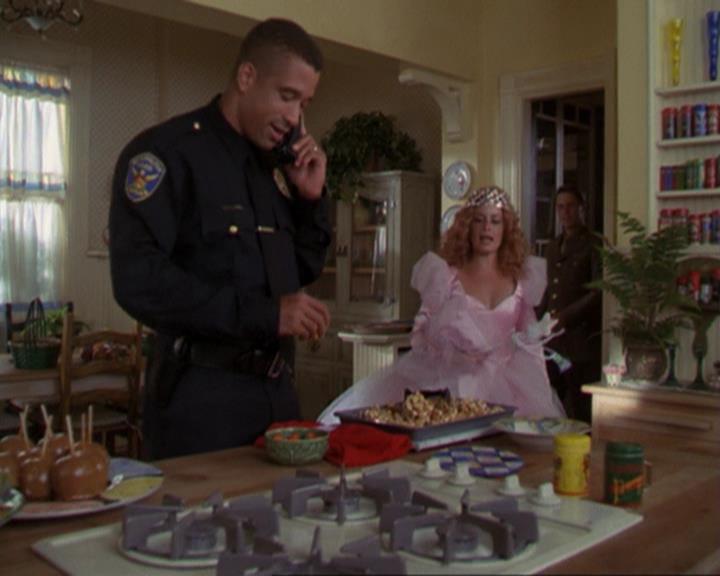 Charmed-Online_dot_net-3x04AllHalliwellsEve0057.jpg