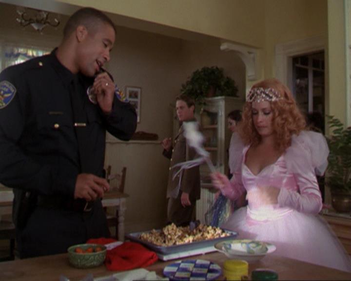 Charmed-Online_dot_net-3x04AllHalliwellsEve0059.jpg Charmed-Online_dot_net-3x04AllHalliwellsEve0059.jpg