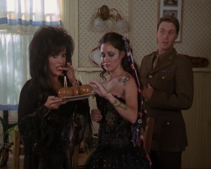 Charmed-Online_dot_net-3x04AllHalliwellsEve0067.jpg
