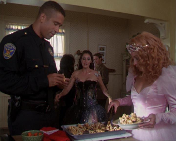 Charmed-Online_dot_net-3x04AllHalliwellsEve0078.jpg