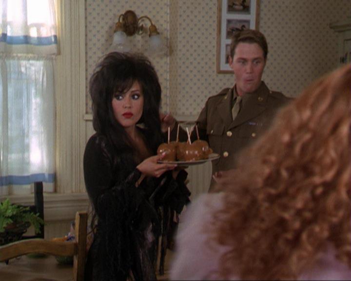 Charmed-Online_dot_net-3x04AllHalliwellsEve0097.jpg