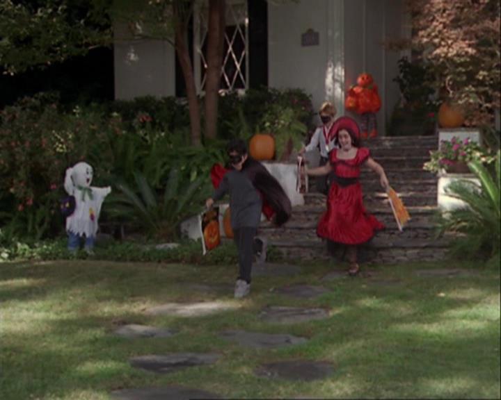 Charmed-Online_dot_net-3x04AllHalliwellsEve0117.jpg Charmed-Online_dot_net-3x04AllHalliwellsEve0117.jpg