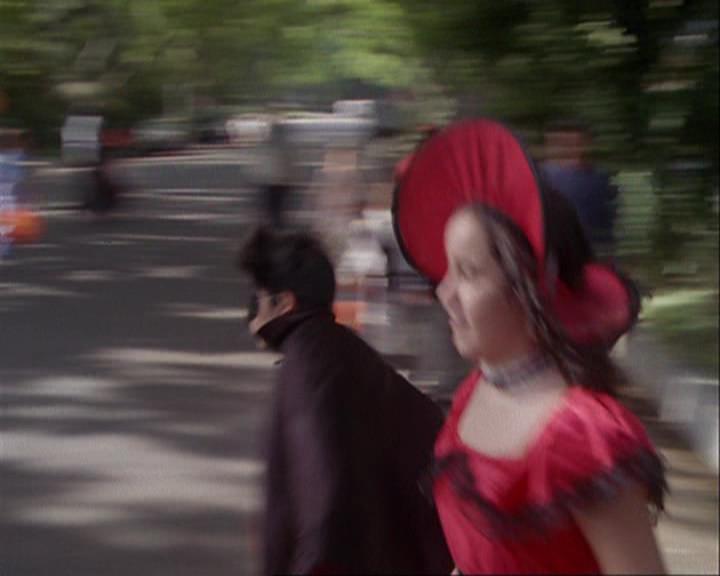 Charmed-Online_dot_net-3x04AllHalliwellsEve0120.jpg