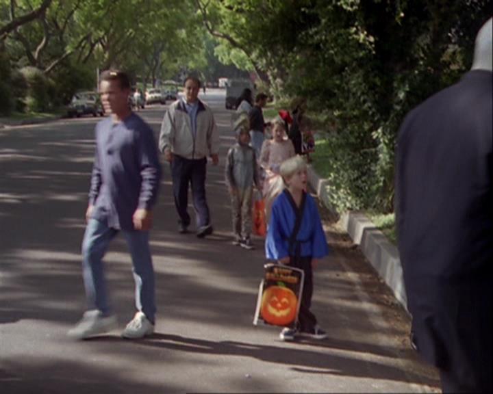 Charmed-Online_dot_net-3x04AllHalliwellsEve0123.jpg