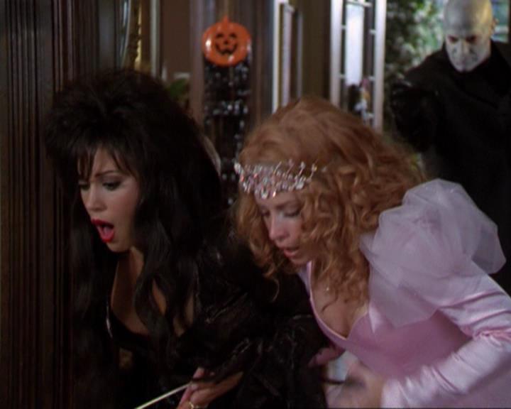 Charmed-Online_dot_net-3x04AllHalliwellsEve0225.jpg