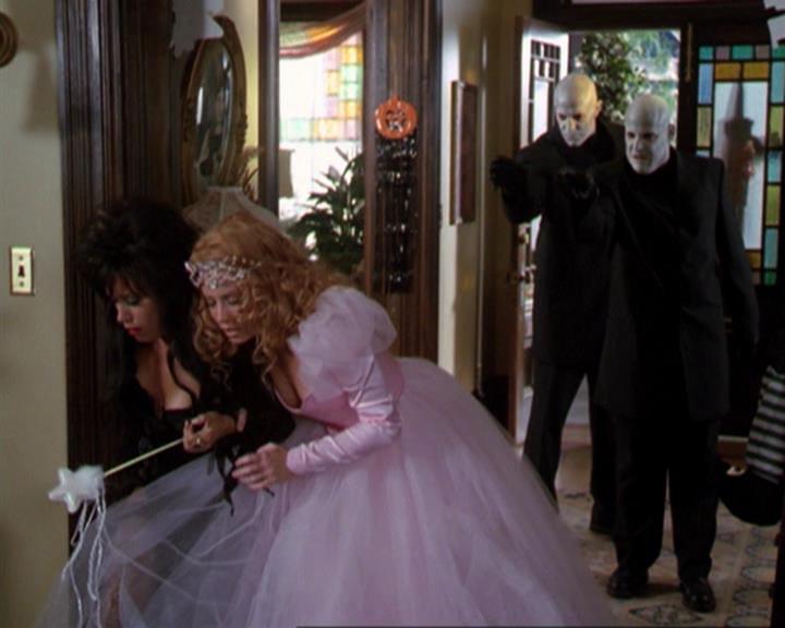 Charmed-Online_dot_net-3x04AllHalliwellsEve0235.jpg