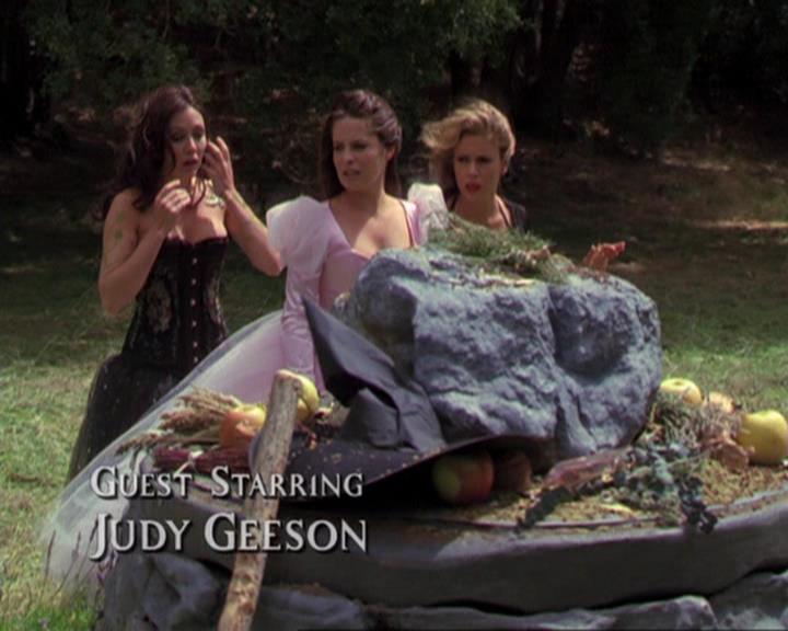 Charmed-Online_dot_net-3x04AllHalliwellsEve0329.jpg Charmed-Online_dot_net-3x04AllHalliwellsEve0329.jpg