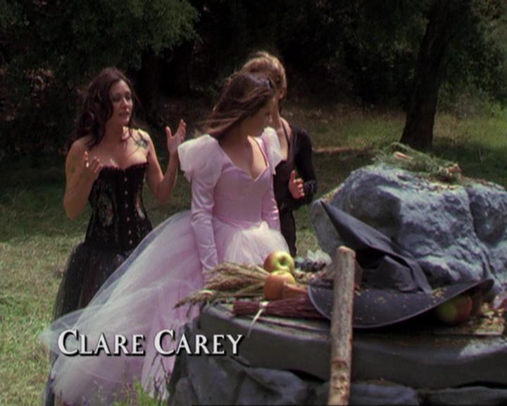 Charmed-Online_dot_net-3x04AllHalliwellsEve0331.jpg