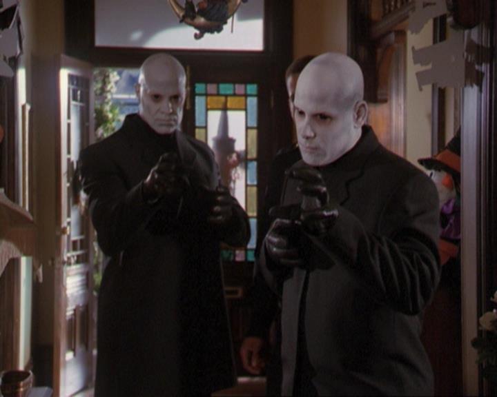 Charmed-Online_dot_net-3x04AllHalliwellsEve0515.jpg