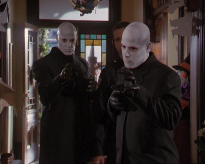 Charmed-Online_dot_net-3x04AllHalliwellsEve0518.jpg