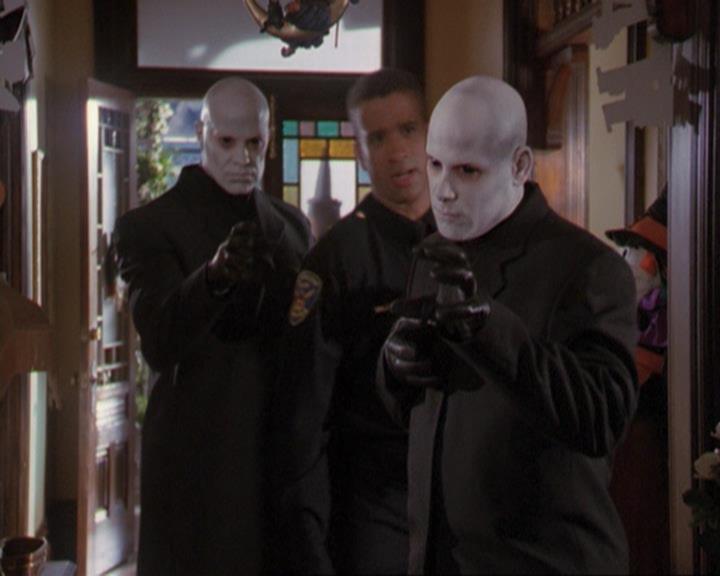 Charmed-Online_dot_net-3x04AllHalliwellsEve0520.jpg